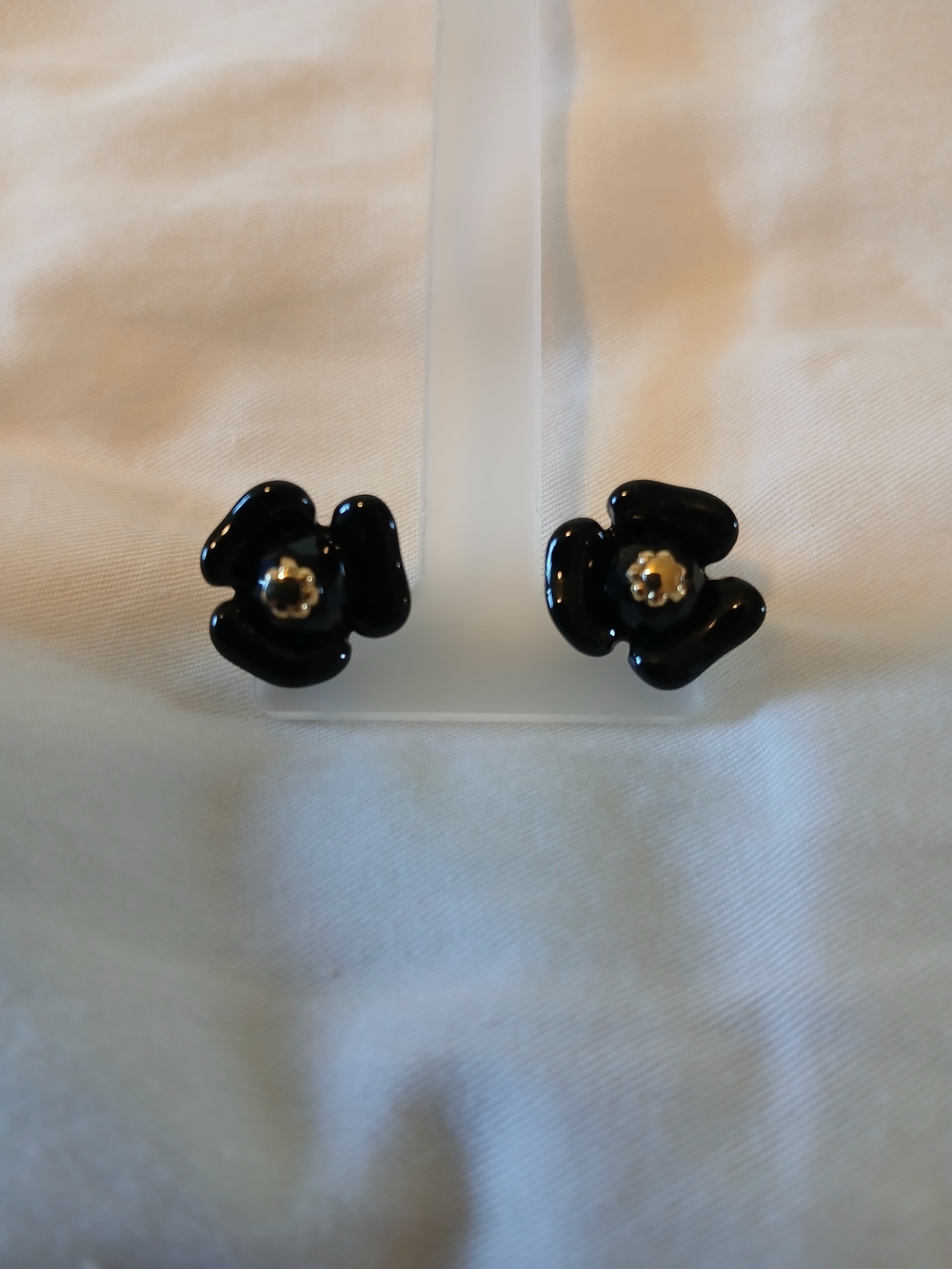 Vintage Style Black Flower Crystal Simulation Stud Earrings With Gold Tone
